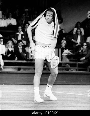 Joueur de tennis John McEnroe couvre chef de la pluie Banque D'Images