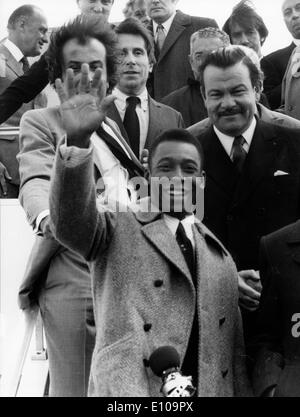 Pelé footballeur arrive à l'aéroport d'Orly Banque D'Images