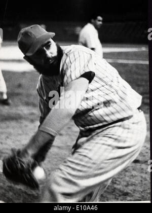 Président de Cuba Fidel Castro joue dans un match de baseball Banque D'Images