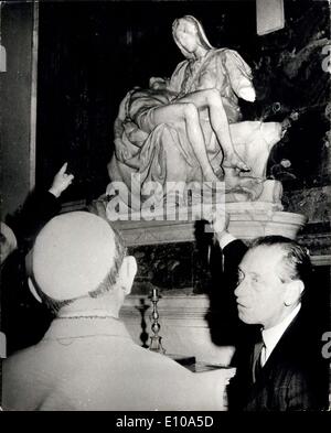 23 mai 1972 - Pieta de Michel-Ange endommagée : Laszlo Toth, le hongrois - Série accusé d'écraser la Pieta de Michel-Ange dans la Basilique Saint-Pierre, le dimanche, a été accusé hier à Rome sous trois articles du Code pénal italien. La question maintenant est de savoir comment la statue avec succès peut être restauré. C'est de la Vierge pleurant sur le corps de Christ. La photo montre le Signor Francesco Vacchini, chef du bureau technique du Vatican, explique la détérioration de la statue pour le Pape Paul VL. Banque D'Images