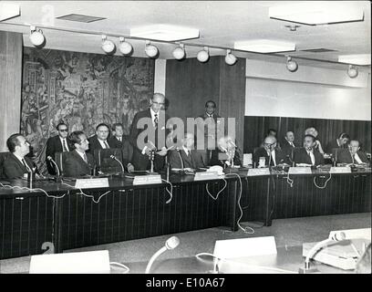 29 mai 1972 - L'Assemblée générale de l'UNESCO89TH À MADRID Madrid : le Prince d'Espagne, Juan Carlos, accompagné de plusieurs ministre du gouvernement espagnol et les Présidents de l'Assemblée, M. Kirpal durant la séance d'ouverture de la 89e Assemblée générale de l'UNESCO qui a eu lieu à Madrid. Banque D'Images