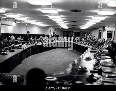 29 mai 1972 - La 89e Assemblée générale de l'UNESCO à Madrid : Madrid - le prince d'Espagne, Juan Carlos, accompagné de plusieurs ministre du gouvernement espagnol et le président de l'Assemblée, M. Kirpal durant la séance d'ouverture de la 89e assemblée générale de l'UNESCO qui a eu lieu à Madrid Banque D'Images