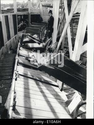 30 mai 1972 - Cinq tués dans Grande Ourse crash -- cinq personnes - trois d'entre eux les enfants , ont été tués cet après-midi à Battersea Fun Fair, lorsque l'un des trains sur la Grande Ourse s'est écrasé hors des rails. Photo : Keystone montre l'épave transport après aujourd'hui:s crash à Battersea fun fair : Banque D'Images