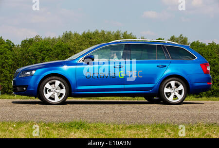 Nouvelle Skoda Octavia G-TEC avec le CNG, première Skoda Octavia avec entraînement de gaz naturel en standard, a été présenté à la presse internationale à Amsterdam, Pays-Bas, le 19 mai 2014. SKODA Octavia G-TEC a moteur turbo TSI 1.4 bivalent d'une capacité de 8 Banque D'Images