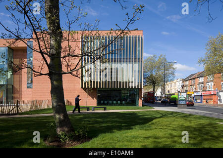 East Ham Library et centre de service clientèle, Londres, Royaume-Uni. Architecte : Rick Mather architectes, 2014. Vue extérieure de Banque D'Images