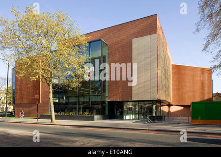 East Ham Library et centre de service clientèle, Londres, Royaume-Uni. Architecte : Rick Mather architectes, 2014. Vue extérieure de Banque D'Images