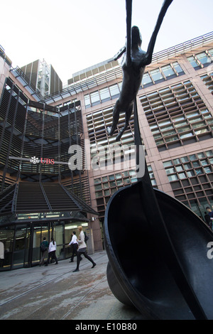 Siège de la banque multinationale suisse d'investissement et de la société de services financiers UBS, situé à Broadgate dans la ville de Londres, au Royaume-Uni. Les bureaux font partie du complexe commercial Broadgate, un important centre financier Banque D'Images