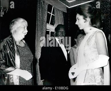 Mar. 03, 1972 - La princesse Anne rencontre un médecin. vol : la princesse Anne partage une blague avec le Dr Anne Spoerr, un médecin de vol au Banque D'Images