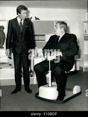 Mar. 03, 1972 - Raymond Burr essaye la nouvelle aide pour les handicapés : Raymond Burr, célèbre pour son rôle du détective en fauteuil roulant dans la série ''un homme appelé Ironside'' - essayé le Chairmobile - une nouvelle aide pour les handicapés par Lord Snowdon, qui a été montré à Londres aujourd'hui. L'invention de Lord Snowdon - un moteur électrique, plate-forme sur laquelle est montée une chaise - représente une avance sociologique pour les personnes à mobilité réduite. Il permet aux handicapés de se déplacer autour des habitations, bureaux, usines, même les supermarchés et magasins - dans une chaise de leur choix Banque D'Images