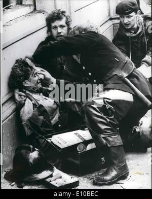 Mar. 03, 1972 - 6 tués et 146 blessés dans l'explosion d'une bombe à Belfast : Six personnes ont été tuées et 146 blessées par bombe qui a explosé hier dans une rue commerçante de Belfast dans laquelle des centaines de personnes avaient été attirées par les appels téléphoniques canulars réclamé trois avait une bombe dans la rue Church  jouxte les piétons et de la circulation ont été dirigés à l'écart - vers la vraie bombe. Photo montre une femme blessée est assisté par un pompier après explosion d'hier à Belfast. Banque D'Images