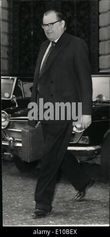 Mar. 03, 1972 - Réunion du Cabinet au n°10 Photo montre M. Reginald Maudling arrivant au n° 10 Downing Street, à la réunion du Cabinet sur l'Irlande du Nord. Banque D'Images