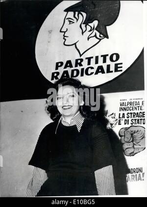 Mar. 03, 1972 - mannequin de mode en tant que candidats à l'élection en italien. Annamaria Martini, 25 ans, mannequin de mode tête rouge qui a l'intention de se présenter à l'élection générale Italienne, prévue pour le 7 mai, sur la liste du Parti Radical, est arrivée à Rome à partir de Milan, au début de la campagne. Annamaria Martini fait sensation lorsqu'elle a décidé de participer à la campagne électorale, surtout pour le succès de naturisme en Italie. Ses intentions. s'il est élu , à l'ouverture du camp de naturisme en Italie, et pour la sauvegarde de la nature, et pour les droits des minorités en Italie Banque D'Images