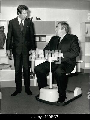 Mar. 03, 1972 - Raymond Burr ESSAYE LA NOUVELLE AIDE POUR LES HANDICAPÉS, Raymond Burr, célèbre pour son rCle comme le fauteuil roulant le détective dans la série télévisée ''un homme appelé Ironside'' ont fait l'Chairmobile - une nouvelle aide pour les handicapés par Lord Snowdon, qui a été montré à Londres todayÃ' Lord Snowdon de Kroměříž - l'invention d'un dispositif électrique4Y powered plate-forme sur laquelle est montée une chaise - représente une avance sociologique pour les personnes à mobilité réduite- Banque D'Images