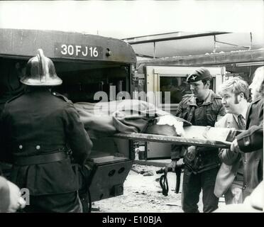 Mar. 03, 1972 - 6 tués et 146 blessés dans l'EXPLOSION D'UNE BOMBE DANS LA RÉGION DE BELFAST. Six personnes ont été tuées et 146 blessées par une bombe qui a explosé hier dans une rue commerçante bondée Belfast dans laquelle des centaines de personnes ont été attirées par un canular téléphonique. La bombe était dans une voiture garée dans Donegall Street. Peu de temps avant qu'il a explosé deux appels téléphoniques a prétendu qu'il y avait une bombe dans la rue de l'église adjacente et les piétons ont été dirigés à l'écart de la circulation - vers la vraie bombe. Banque D'Images