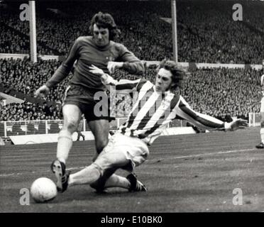 Mar. 04, 1972 - Stock City Beats Chelsea en finale de Coupe de Ligue par 2-0 à Wembley. Photo montre : Paddy Mulligan l'arrière droit de Chelsea a pris la balle de sa botte par Mike Pejic l'arrière-gauche stoke pendant la finale de Coupe de Ligue à Wembley -Stock remporté 2-0. Banque D'Images