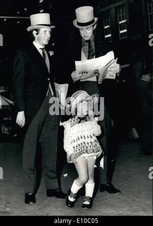 Jun. 06, 1972 Ascot - mode à la gare de Waterloo : photo montre 4 ans de Canning Town Hall Georgina vu portant sa tenue Ascot attend le train avec deux hommes racegoers. Banque D'Images