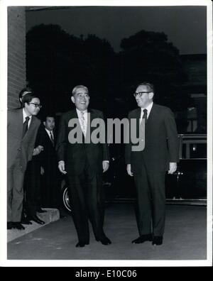 Juin 06, 1972 - Le Dr Kissinger vu avec le premier ministre Eisaku Sato à sa résidence officielle. Banque D'Images