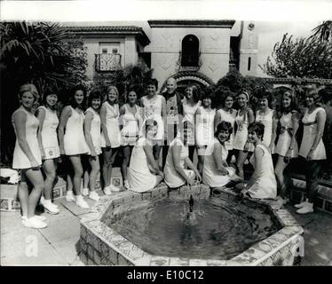 Juin 06, 1972 - DESIGNER TEDDY TINLING DONNE UN APERÇU DES STYLES qu'elle a créé cette année POUR LE WIMBLEDON : stars internationales du monde du tennis, y compris le champion de Wimbledon, Evonne Goolagong, étaient aujourd'hui afficher designer Teddy Tinling's Wimbledon creations sur le toit jardin de Derry et Toms store à Kensington. Teddy Tinling pose photo montre avec le tennis stars comme ils défilent dans ses créations sur le toit jardin de Derry et Toms magasins dans Kensington aujourd'hui. Banque D'Images