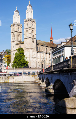 Grossmunster Cathédrale, Limmat et Munster Pont, Zurich, Suisse. Banque D'Images