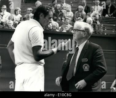 Juin 06, 1972 - La Cour de promenades Gonzales pendant son match avec Paish dans le championnat Rothmans au Queen's Club : Pancho Gonzales (USA) est la cour pendant son match contre John Paish (GB) après un désaccord avec la décision des juges de ligne au cours de la Cour d'Herbe Londres Rothmans Championships à Queen's Club aujourd'hui. Photo montre Pancho Gonzales soulève deux doigts tout en argumentant avec le juge de ligne Archibald Tyler, de Leigh-on-Sea, Essex, lorsqu'il était en désaccord avec sa décision au Queen's Club aujourd'hui. Banque D'Images