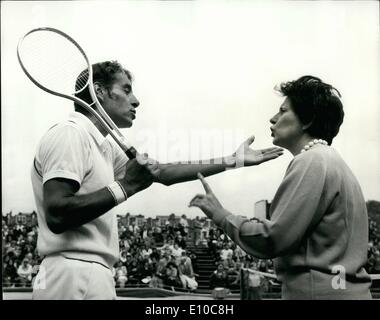 Juin 06, 1972 - Promenades Gonzales au large de la Cour pendant son match avec Paish dans le championnat Rothmans au Queen's club : Pancho Gonzales (USA) est la cour pendant son match contre John Paish (GB) après un désaccord avec la décision du juge de ligne au cours de l'Rothmas Championnats gazon Londres au Queen's Club aujourd'hui. Pancho Gonzales a une discussion avec l'arbitre, Mme Bea Sceau après est d'accord avec une décision du juge. Il prit ensuite ses raquettes et quitté le tribunal, laissant Paish pour finale. Banque D'Images