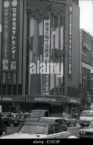 Jun. 06, 1972 Géant - Cigale à Ginza 3 mètres de long ; la cigale est apparu sur un grand magasin, à Ginza, Tokyo, faite d'acier et bois, la cigale perchée sur un imposant arbre codeur et chante pour le Ginza shopping. La chanson, ou le cours, vient de l'enregistreur. Banque D'Images