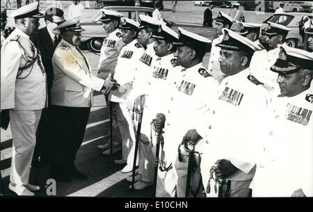 Avril 04, 1972 - Sergey Georgi Gorshkov, l'amiral de la flotte navale soviétique et sous-ministre de la défense soviétique mis en place avec des responsables de la Marine de la marine indienne par le chef de cabinet (Marine) l'amiral S.M. Nanda, ainsi après l'arrivée du dignitaire à Palam airport de New Delhi, le lundi après-midi. Banque D'Images