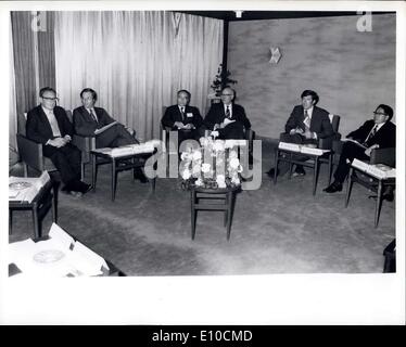 Juin 11, 1972 - M. Kissinger à Tokyo, vu avec M. Yoshizane Iwasa, représentant du Japon - NOUS JOINDRE Conseil économique, au cours de la conférence avec les journalistes du Japon. Banque D'Images