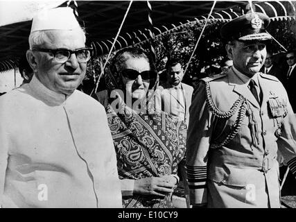 Le premier ministre Indira Gandhi marche dans le défilé Banque D'Images