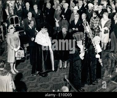 11 avril 1972 - 11 Avril 1972 La Reine Juliana et le Prince Bernhard visite Guildhall et recevoir une adresse de bienvenue du maire. La reine Juliana et le Prince Bernhard des Pays-Bas qui sont en visite d'État à Londres, a fait une visite à la Guildhall ce matin pour recevoir une adresse de bienvenue du maire de la ville, Sir Edward Howard, au nom de la Corporation de Londres. Photo montre : la reine Juliana avec le Maire de Sir Edward Howard, suivi par le Prince Bernhard pendant la procession au Guildhall aujourd'hui. Banque D'Images