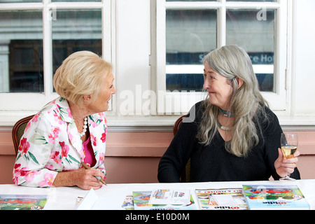 Marie Berry & Marie Barbe à l'Oldie Déjeuner littéraire Banque D'Images