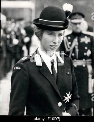 Juillet 07, 1972 - La princesse Anne assiste à l'examen des cadets de l'Ambulance Saint-Jean dans Hyde Park S.A.R. la Princesse Anne, C en C de la Saint Jean Banque D'Images