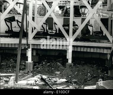 Mai 05, 1972 - Fie tués dans grande ourse. crash : cinq personnes - trois d'entre eux des enfants, ont été tués cette après-midi à Battersea Fun Fair ! Lorsque l'un des trains sur la Grande Ourse s'est écrasé hors des rails. La photo montre l'épave et des débris du chariot, après l'accident de cet après-midi à Battersea Fun Fair. Banque D'Images