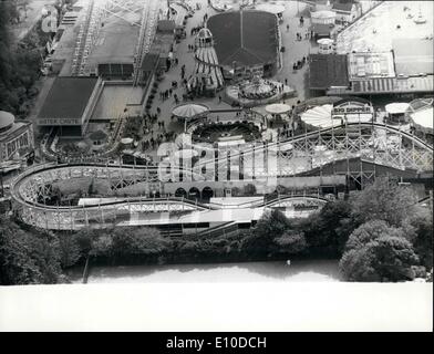 Mai 05, 1972 - Trois enfants tués dans grande ourse. crash : Trois enfants ont été tués à Battersea Fun Fair hier, lorsqu'un train sur la Grande Ourse hurtled en arrière et s'écrasa dans la structure. La photo montre la vue aérienne de la Grande Ourse à Battersea Fun Fair à laquelle trois enfants ont été tués hier. Banque D'Images