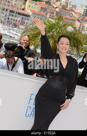 Cannes, France. 20 mai, 2014. L'actrice chinoise Gong Li vagues durant le photocall pour le film 'Coming Home' à la 67e Assemblée annuelle du Festival de Cannes. © ZUMAPRESS.com/Alamy Injimbert Frederick/Live News Banque D'Images