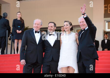 Cannes, France. 20 mai, 2014. CANNES, FRANCE - 20 MAI : Jean-Pierre Dardenne, acteurs Marion Cotillard, Fabrizio Rongione et directeur Luc Dardenne assister à des "deux jours, une nuit" première mondiale lors de la 67 e Assemblée annuelle du Festival du Film de Cannes le 20 mai 2014 à Cannes, France. Credit : Frederick Injimbert ZUMAPRESS.com/Alamy/Live News Banque D'Images