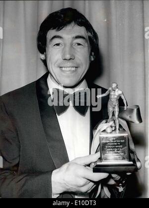 Mai 05, 1972 - Gardien Gordon Banks est le footballeur de l'année 1972' : Gordon Banks, le gardien de Stoke et l'Angleterre a été voté ''footballeur de l'année'' par des membres de la Football Writers' Association. Les banques, 33, recueilli son award au Café Royal à Londres la nuit dernière. Photo montre Gordon Banks en photo avec son prix au Café Royal hier soir. Banque D'Images