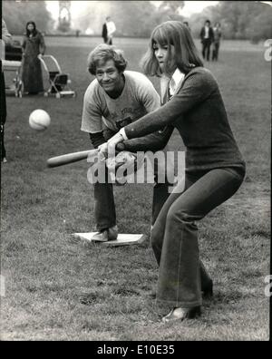 Mai 05, 1972 - actrice Glenda Jackson prend American Baseball : des scènes ont été tourné à Hyde Park aujourd'hui de filmer des séquences pour le nouveau film de Frank Melvan ''un dur de la classe'' dont la production a débuté cette semaine. L'une des séquences du film étant tourné était un groupe d'Américains à jouer un match de baseball où Glenda Jackson, (faire son écran comédie romantique debut) et sa co-star George Segal a pris part. Photo montre avec George Segal derrière Glenda Jackson fait une grève au cours de la partie de baseball d'aujourd'hui. Banque D'Images