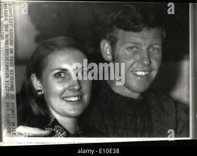 Mai 05, 1972 - Australian Olympic Star étant donné six mois à vivre Marie étudiante en droit à Sydney. : Ian McWhirter, 26 ans, un rameur choisi pour représenter l'Australie aux Jeux Olympiques de Munich a révélé aujourd'hui que les médecins lui avaient dit qu'il n'a que six mois à vivre. Ian, qui a une tumeur au foie, cancéreuses était marié aujourd'hui à Sydney pour l'étudiant en droit, Mme Erica Collins de Perth. McWhirter qui provient de Sydney est no 6 dans l'Australian aviron huit. Photo montre Ian MvWhirter et son épouse Erica en photo après le mariage aujourd'hui à Sydney. Banque D'Images