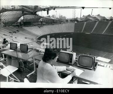 08 août 1972 - tout est prêt pour les Jeux Olympiques : Le nouveau stade est fixé pour l'ouverture demain des jeux olympiques de Munich - et voici une vue du stade montrant certains des mant de télévision qui ont été installés. Banque D'Images