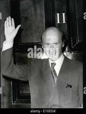 11 mai 1972 - Chancelier de l'échiquier des feuilles pour la maison : le chancelier de l'Échiquier, M. Anthony Barber, donne une vague comme il a quitté n°11 Downing Street cet après-midi à la Chambre des communes où il a été d'annoncer ses plans pour les coupes dans les dépenses du gouvernement. Banque D'Images