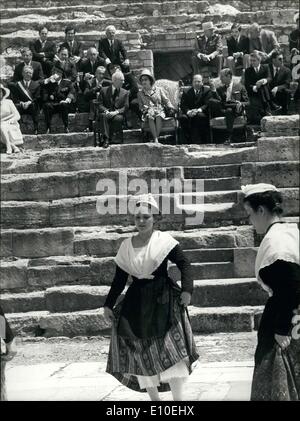 18 mai 1972 - Lors d'un voyage en France, la reine Elizabeth et le prince Philip ont assisté à une présentation d'une danse folklorique dans un amphithéâtre d'Arles, avant de partir pour Avignon pour rencontrer le Prince Charles. Assis dans des chaises de gauche à droite : M. Roger Frey, Ministre d'État, la Reine Elizabeth, le maire de la ville, et le Prince Philip. Banque D'Images