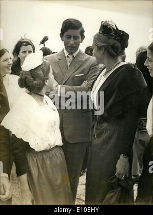 18 mai 1972 - Le Prince Charles a terminé son service militaire à bord du Norfolk, qui est actuellement ancré dans le port de Toulon. Il retrouve ses parents en Avignon. Ici, tout en visitant la région de la Provence, le Prince Charles flirte avec deux jeunes femmes d'Arles Banque D'Images