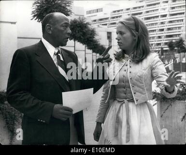 08 août 1972 - Jesse Owens aux jeux olympiques de Munich. : célèbre athlète de couleur Américain Jesse Owens. Qui a gagné des médailles d'or dans les jeux olympiques de 1936 à Berlin est à ces jeux en tant qu'invité spécial du Gouvernement allemand. Photo montre Jesse Owens vu avec l'une des hôtesses dans le Village olympique de Munich. Banque D'Images