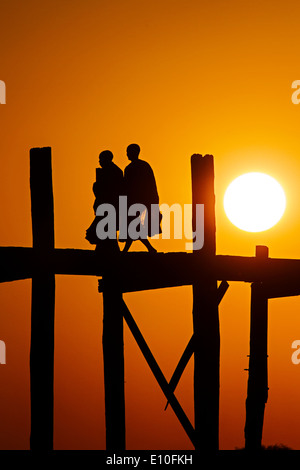 Coucher du soleil à U Bein Bridge Mandalay Myanmar Birmanie Banque D'Images