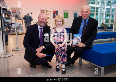 Teddington, Londres, Royaume-Uni. 20 mai 2014. Jeune Visiteur (âgés de 4 ans, center, qui est relâchée) MODÈLE pose avec le Dr Brian R. Bowsher - Directeur Général de l'N.P.L. (À gauche) et Vincent - Chaînes du député, secrétaire d'état des affaires, de l'Innovation et des compétences (droit), photographié pendant une journée portes ouvertes (qui se passe seulement autour de tous les deux ans) au National Physical Laboratory (NPL), Teddington. Londres. UK. Le mardi 20 mai 2014. © David Gee/Alamy. Banque D'Images