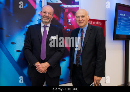 Teddington, Londres, Royaume-Uni. 20 mai 2014. Le Dr Brian R. Bowsher - Directeur Général de l'N.P.L. (À gauche) et Vincent - Chaînes du député, secrétaire d'état des affaires, de l'Innovation et des compétences (droit), photographié pendant une journée portes ouvertes (qui se passe seulement autour de tous les deux ans) au National Physical Laboratory (NPL), Teddington. Londres. UK. Le mardi 20 mai 2014. © David Gee/Alamy. Banque D'Images