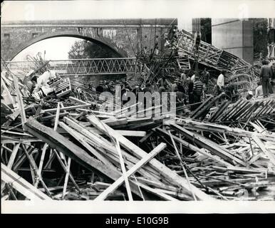 10 octobre 1972 - Deux morts et de nombreux blessés comme pont tombe dans une rivière à Woodley près de Reading. Au moins deux hommes ont été tués et de nombreux blessés lors d'un pont, qui fait partie d'un vol au-dessus d'une route reliant la M4 Motoraway, c'est effondré dans la rivière à Londres, à Woodley près de lecture aujourd'hui. Photo montre : La masse des échafaudages tordu dans la rivière Londres après l'effondrement de la survoler à Woodley près de lecture aujourd'hui. Banque D'Images