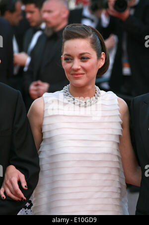 Cannes, France. 20 mai 2014. L'actrice Marion Cotillard lors des deux jours, une nuit (deux jours, Une Nuit) projection de gala tapis rouge à la 67ème Festival du Film de Cannes, France. Le mardi 20 mai 2014 au Festival de Cannes, France. Credit : Doreen Kennedy/Alamy Live News Banque D'Images