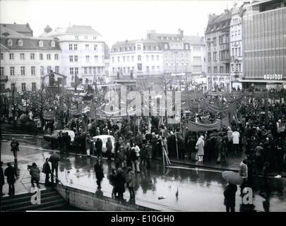 01 janvier 1973 - Manifestation contre l'Vietnam-War à Bonn à Bonn a eu lieu le 14 janvier, le jusqu'à présent plus importante manifestation contre la guerre du Vietnam. Environ 200 000 personnes, en partie arrivés à Bonn en train ou en bus, ont défilé dans les rues de Bonn. OPS :- les manifestants lors de la manifestation finale sur la Münsterplatz à Bonn. Banque D'Images